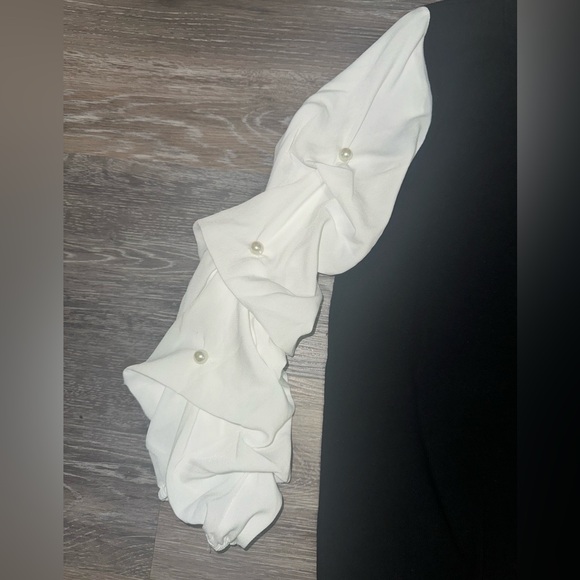 CeCe Black Top with White Puff Sleeves with Pearl Accents- Size Small - Picture 4 of 9